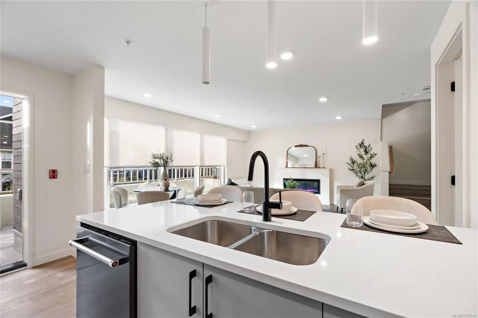 1102 Esquimalt Rd