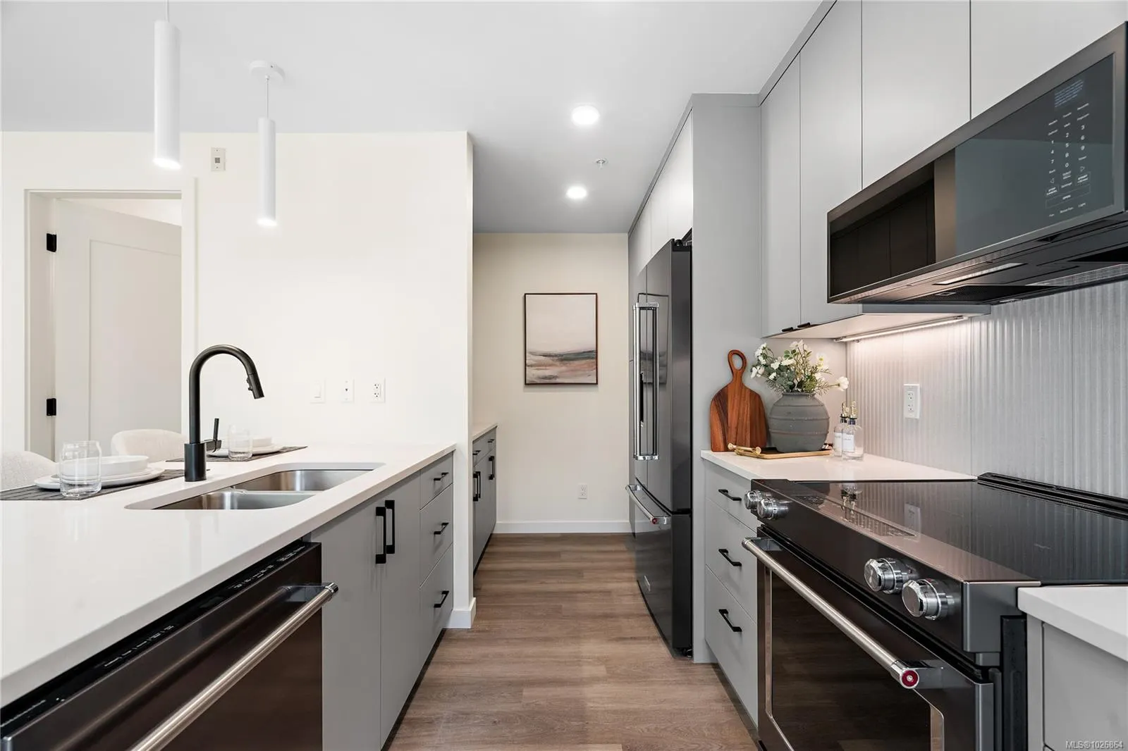 1102 Esquimalt Rd