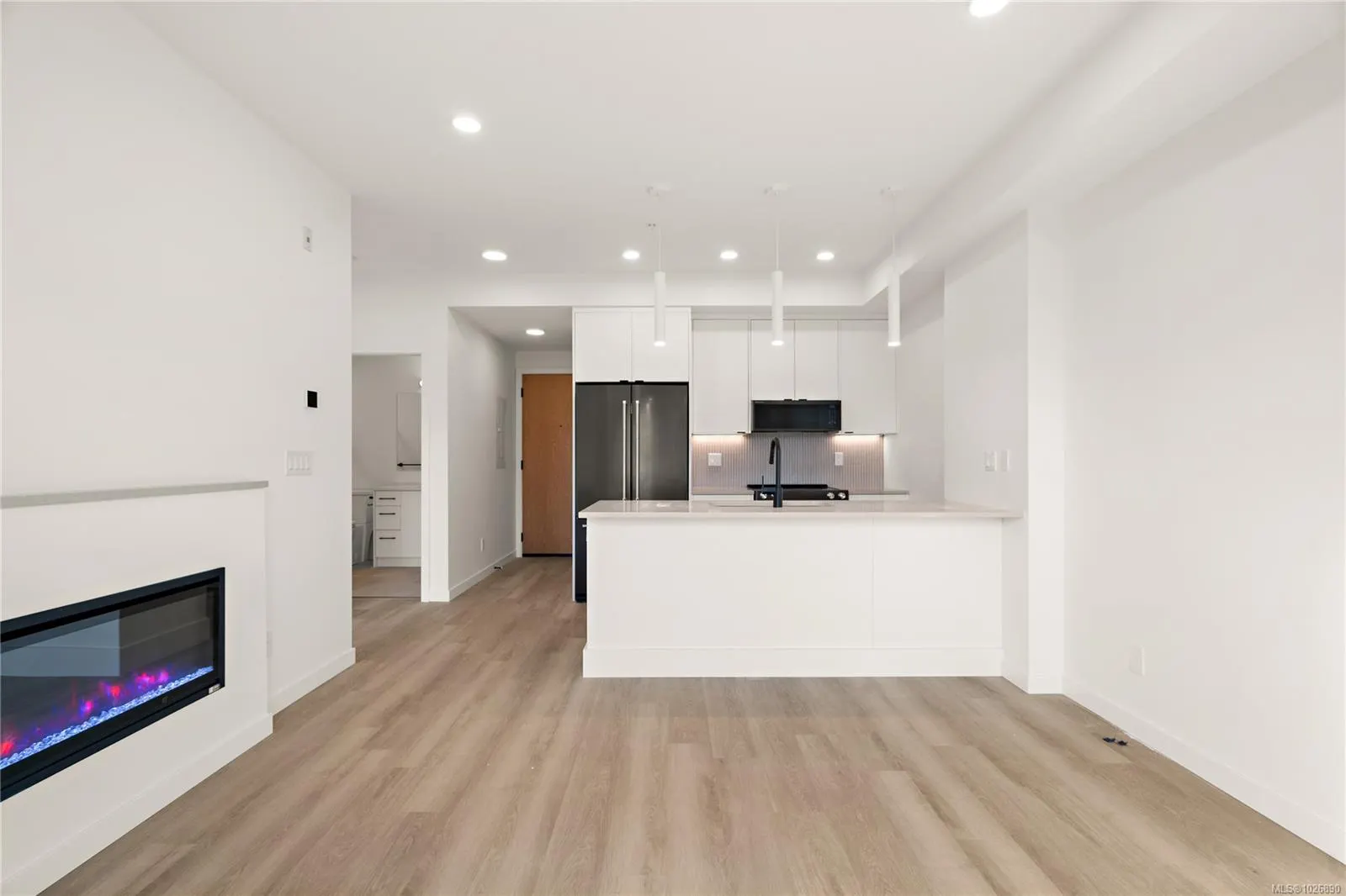 1102 Esquimalt Rd