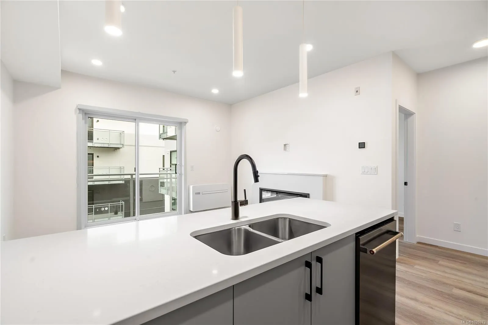 1102 Esquimalt Rd