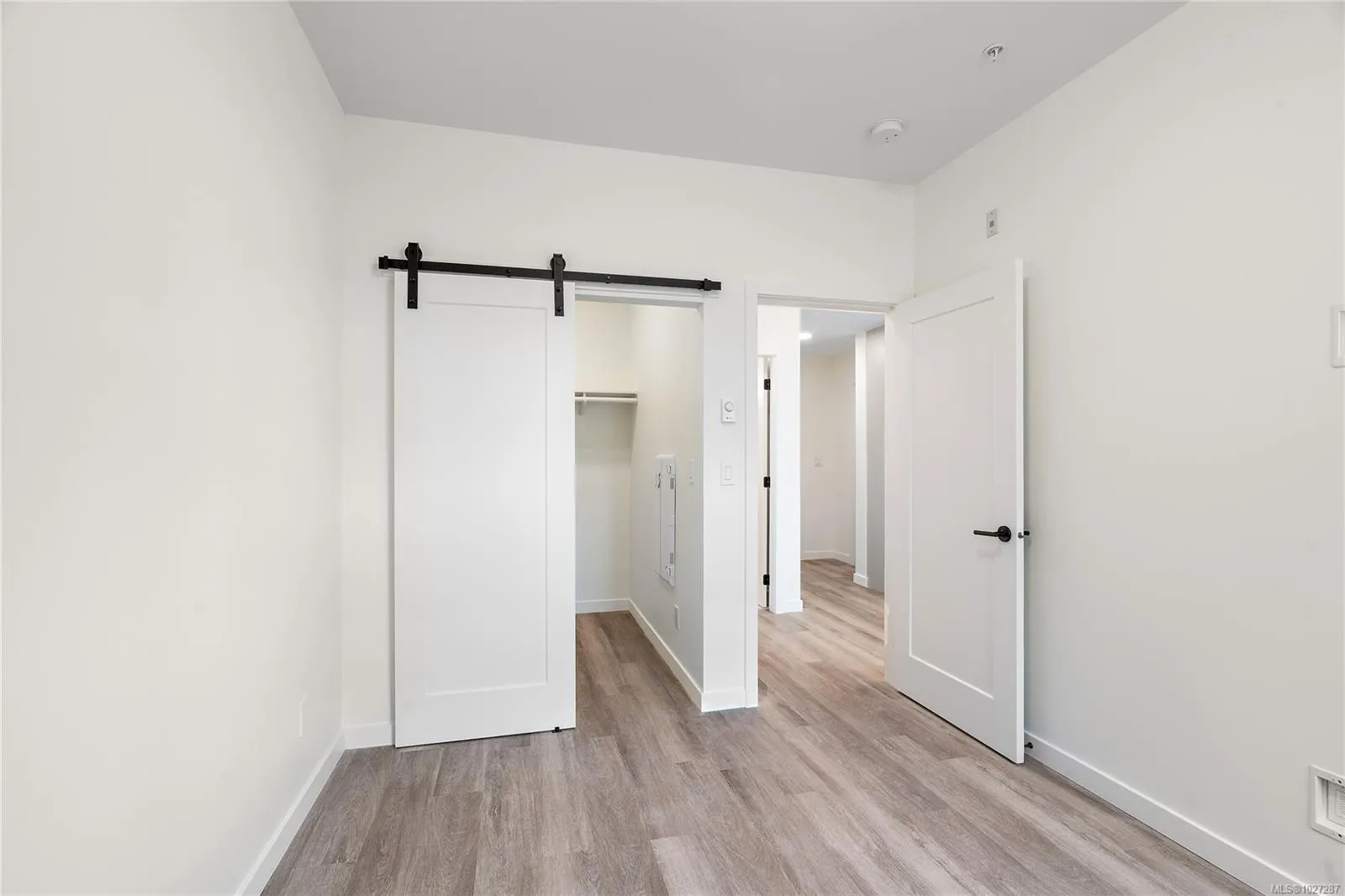 1102 Esquimalt Rd