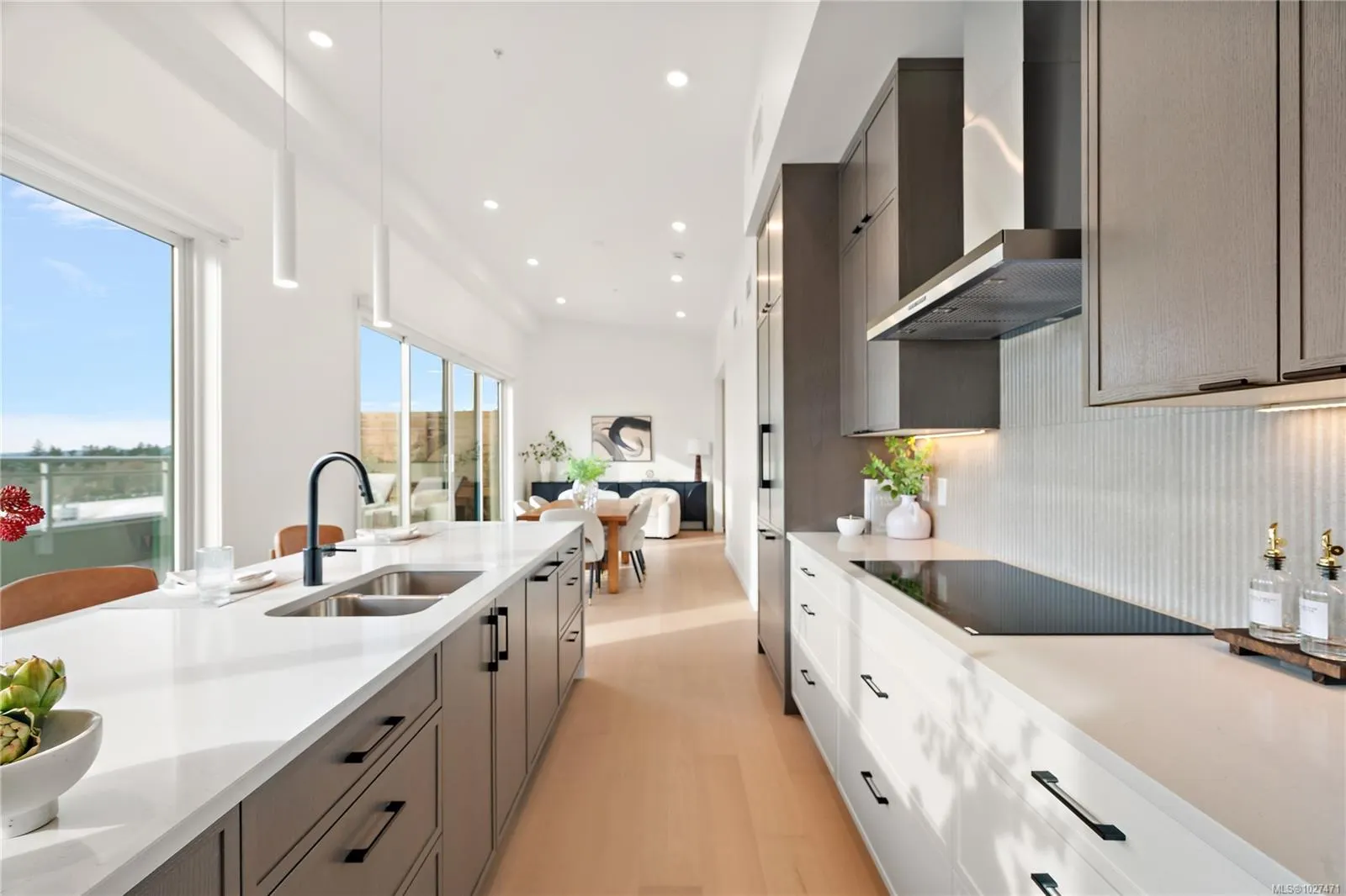 1102 Esquimalt Rd