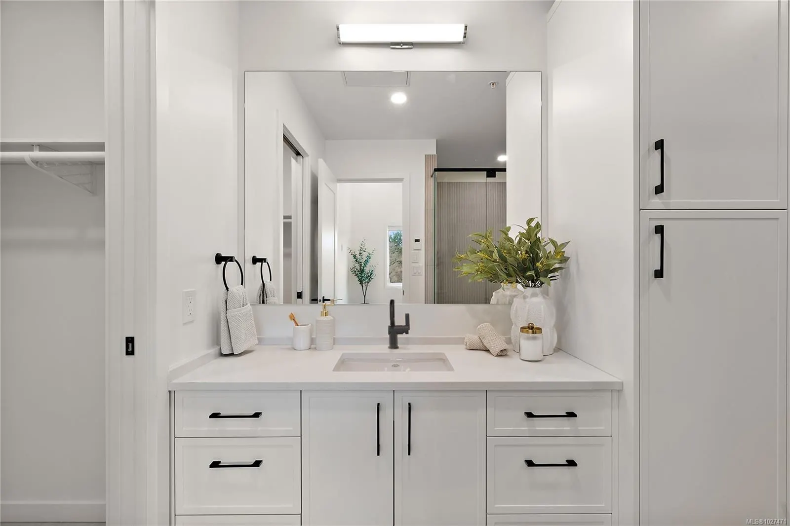 1102 Esquimalt Rd