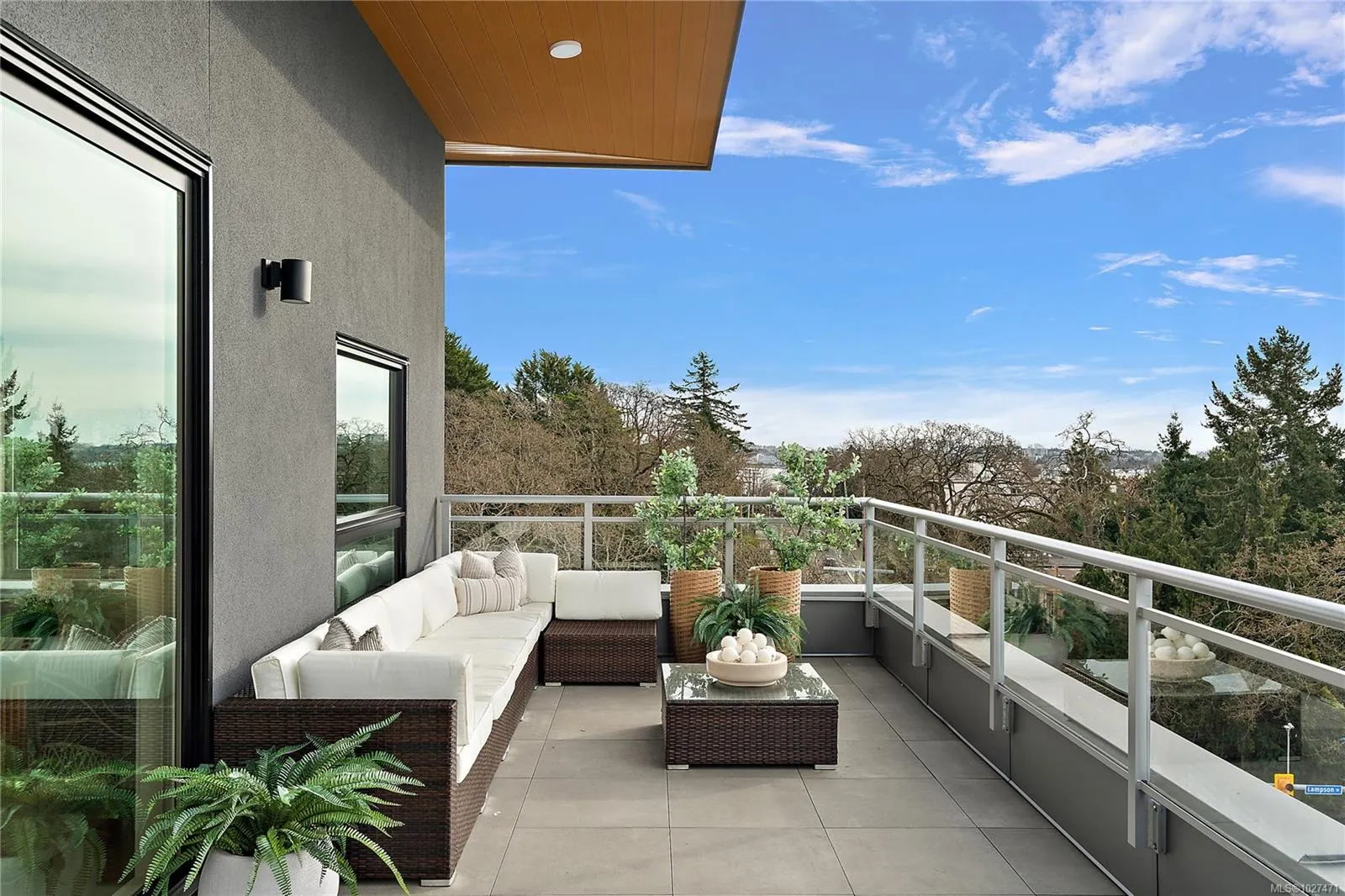 1102 Esquimalt Rd