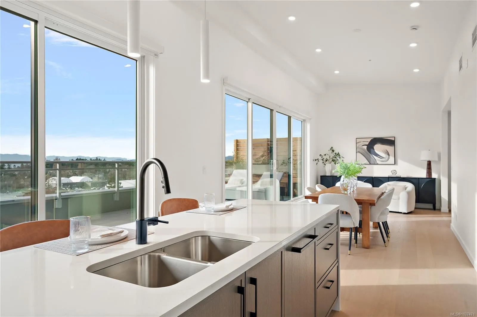 1102 Esquimalt Rd