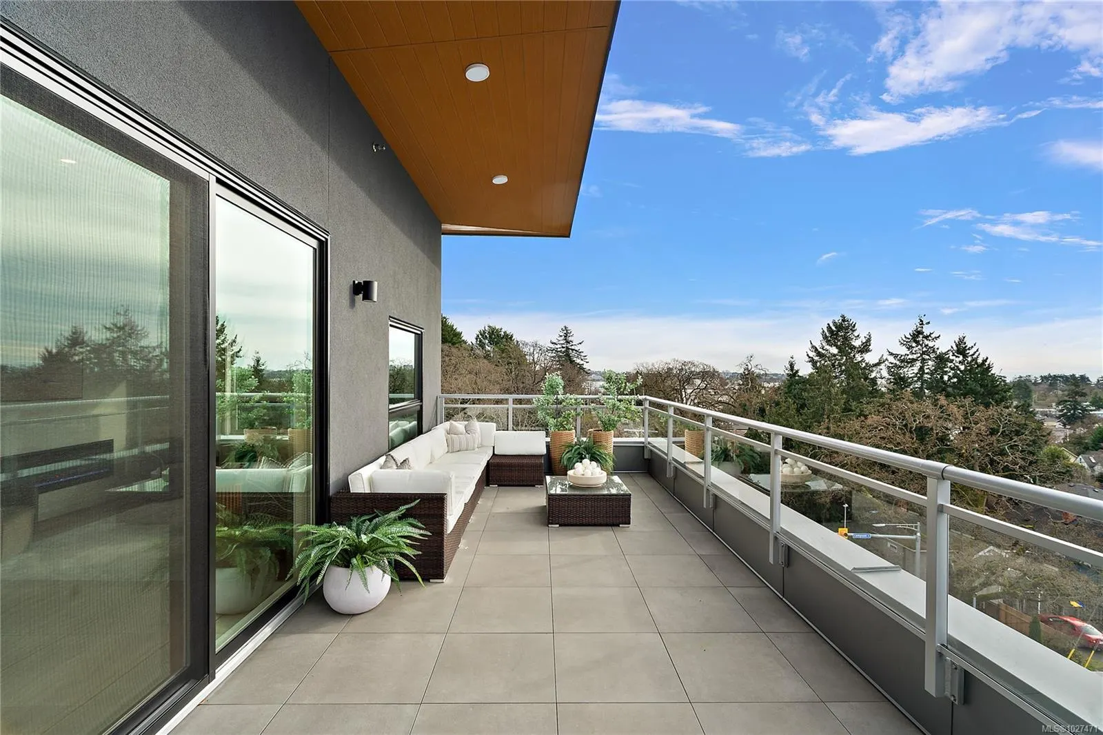 1102 Esquimalt Rd