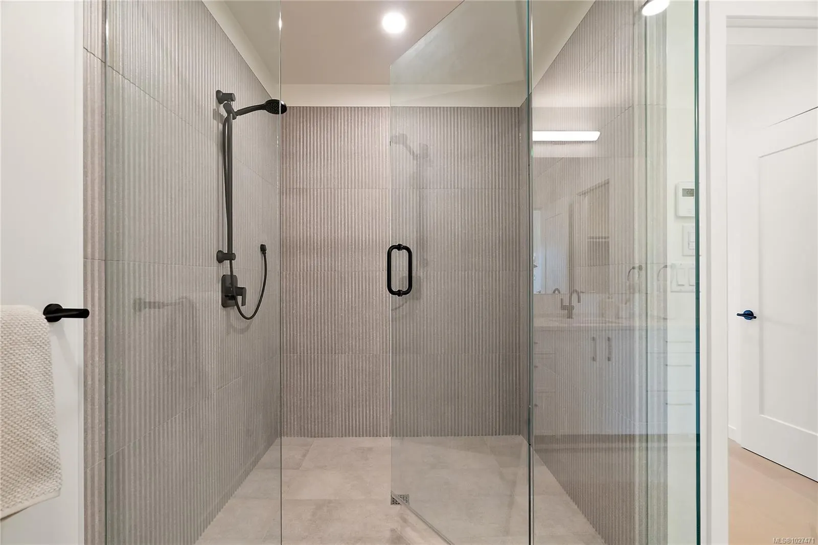 1102 Esquimalt Rd