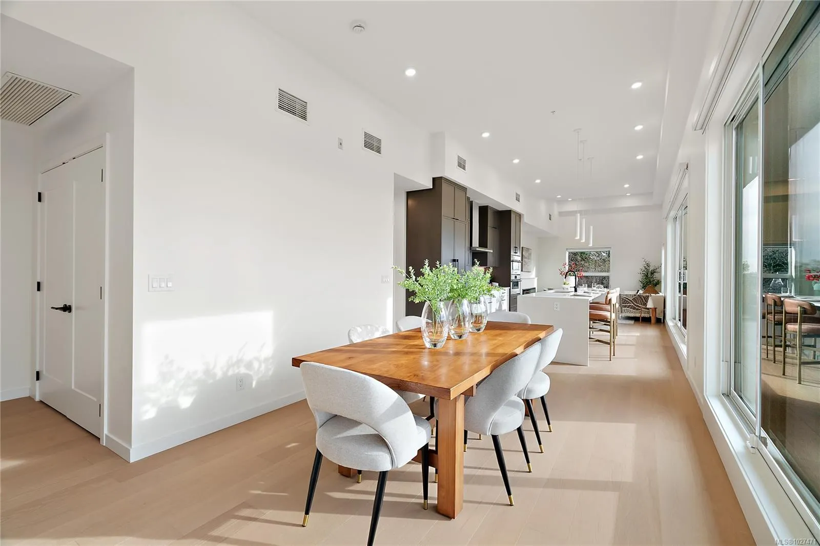 1102 Esquimalt Rd