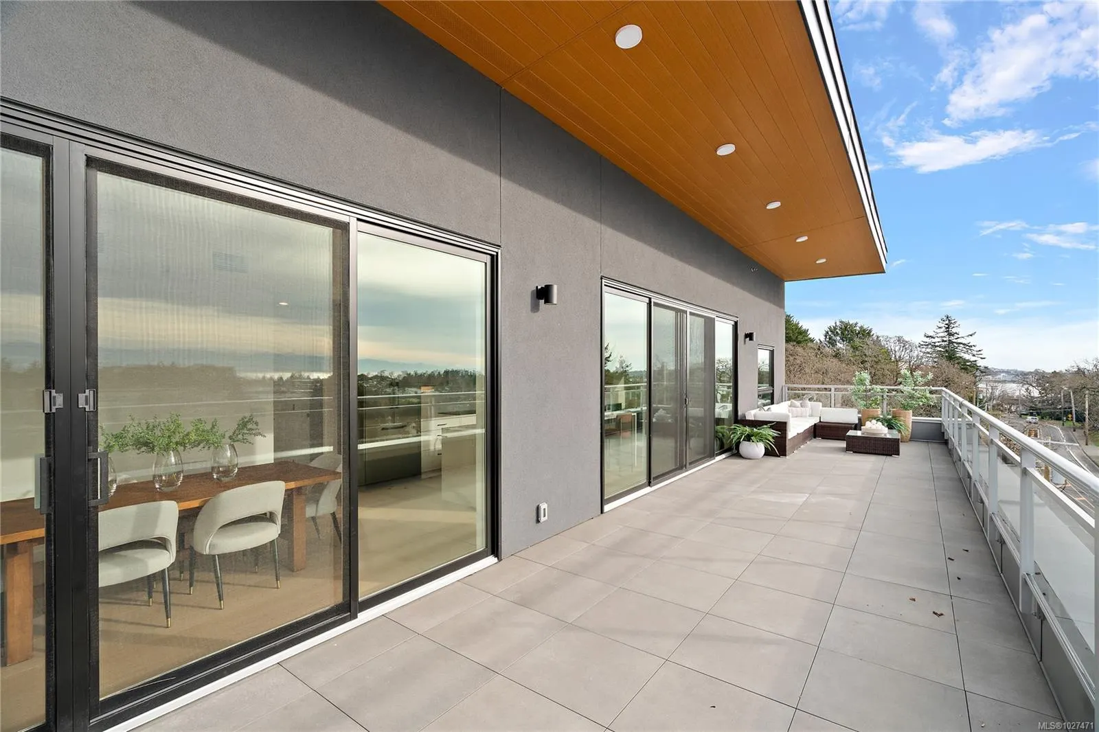 1102 Esquimalt Rd