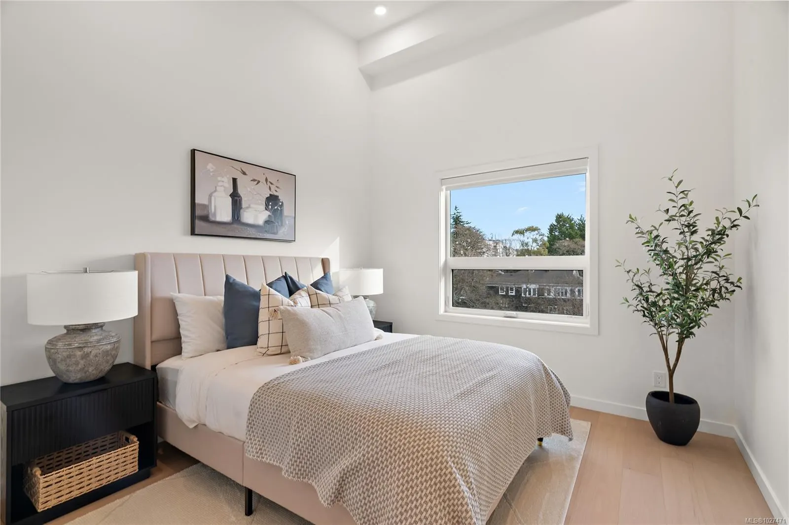 1102 Esquimalt Rd