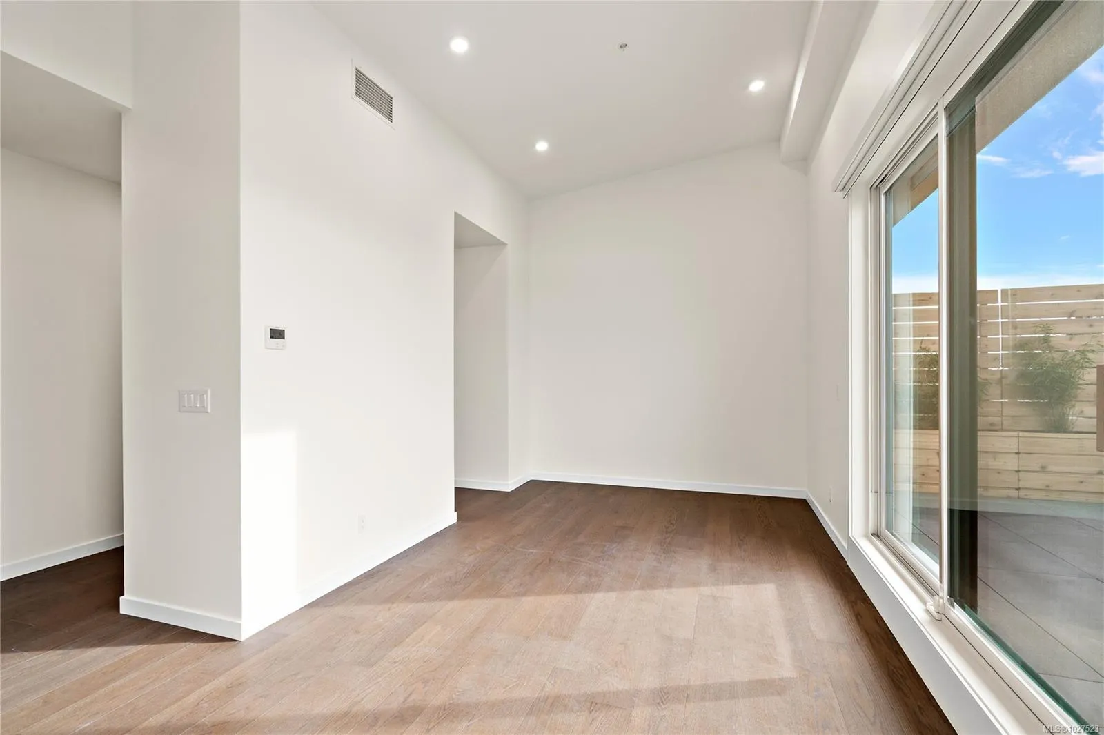 1102 Esquimalt Rd