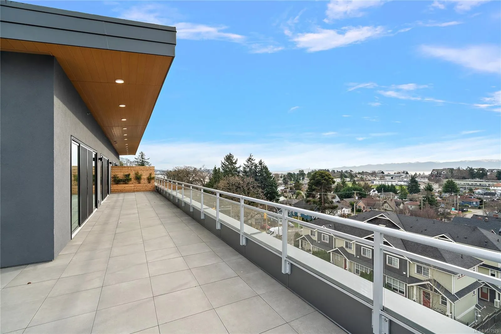 1102 Esquimalt Rd