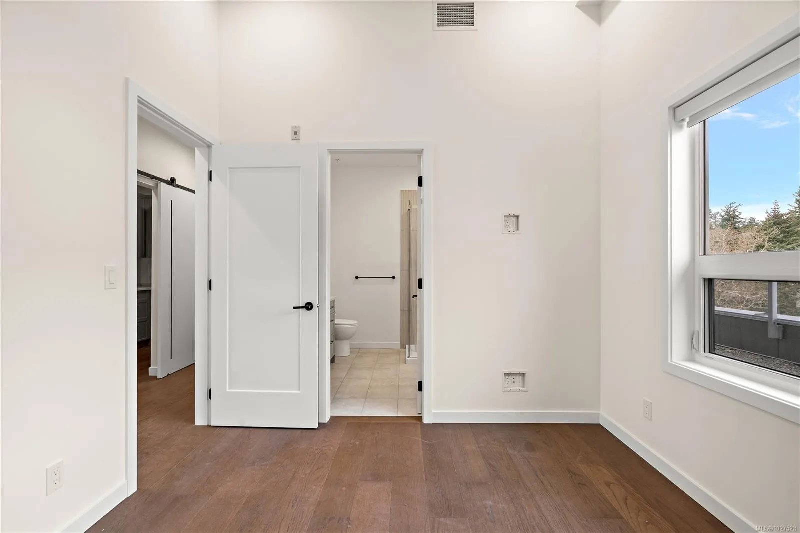 1102 Esquimalt Rd