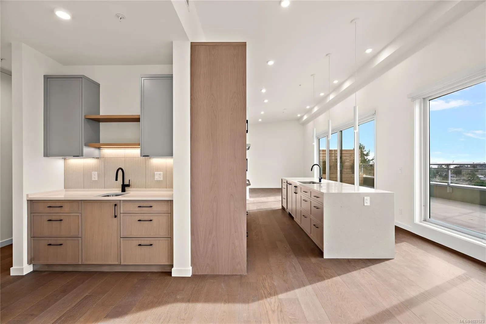 1102 Esquimalt Rd