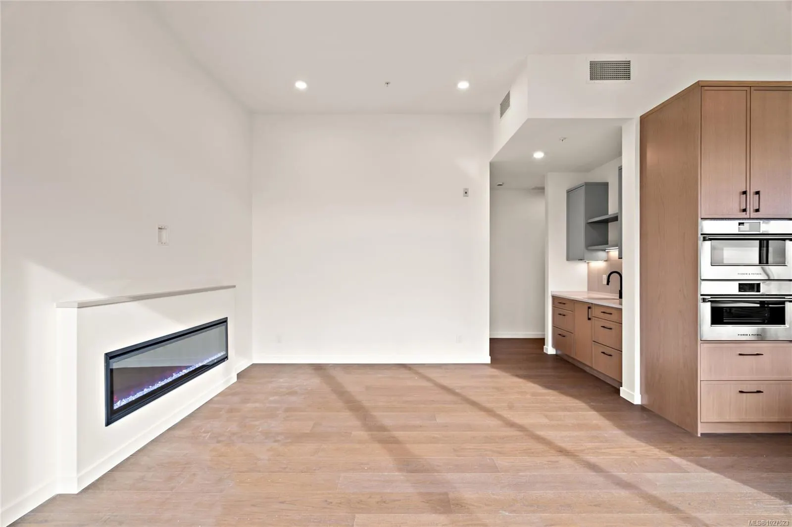 1102 Esquimalt Rd