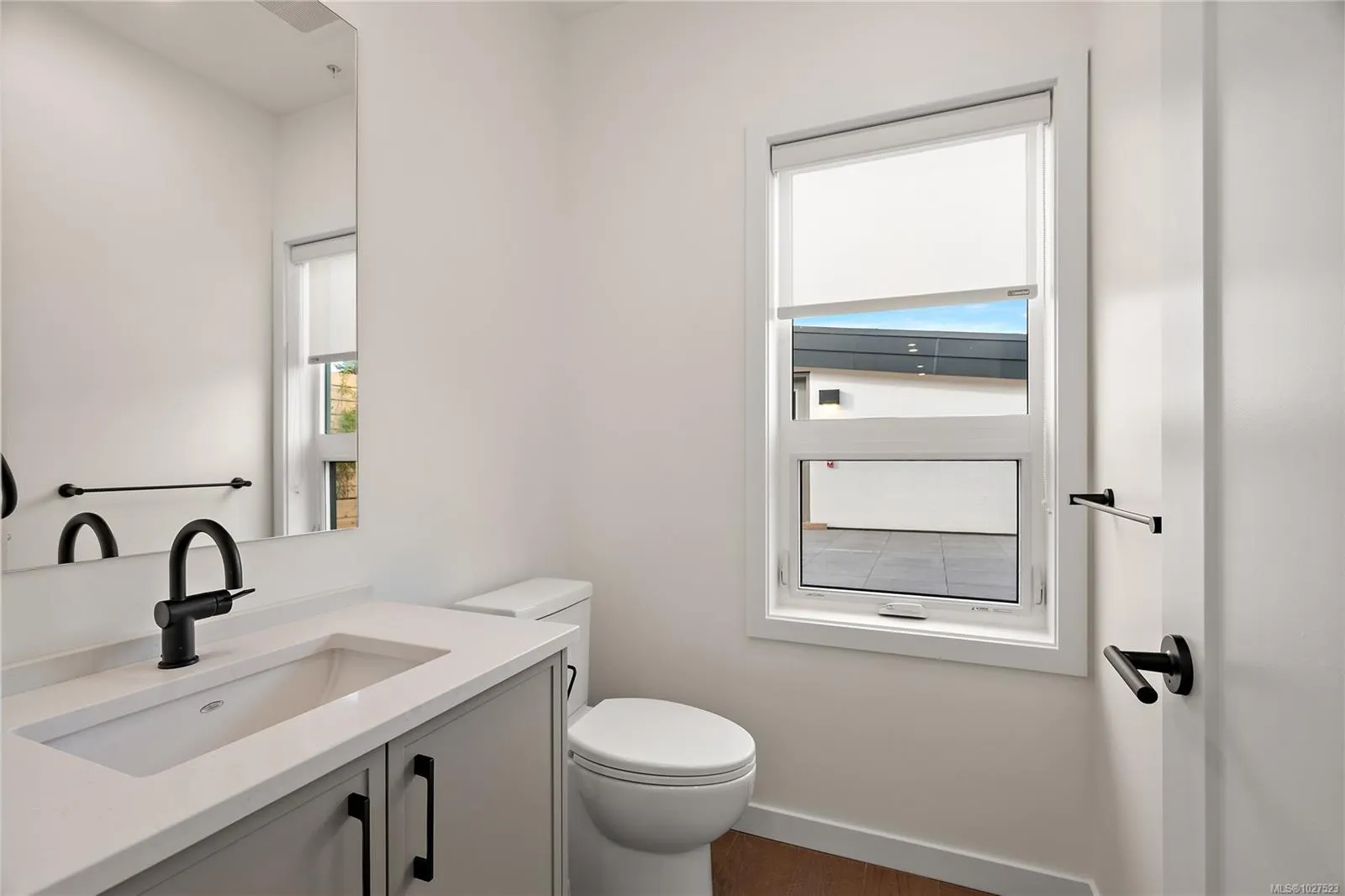 1102 Esquimalt Rd