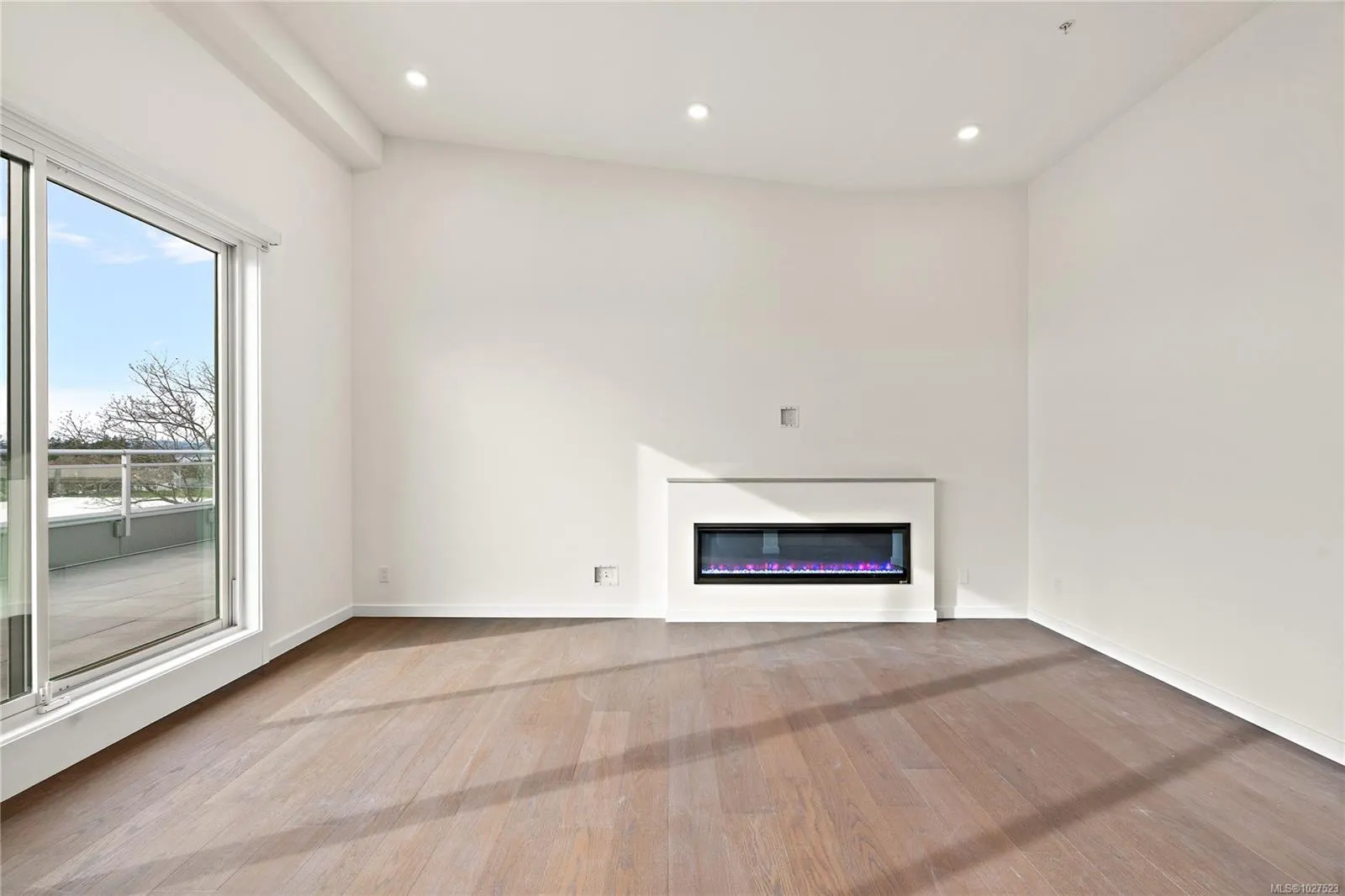 1102 Esquimalt Rd