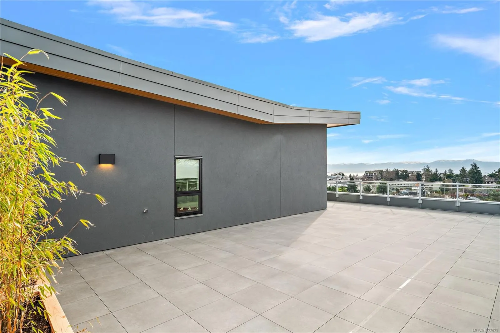 1102 Esquimalt Rd