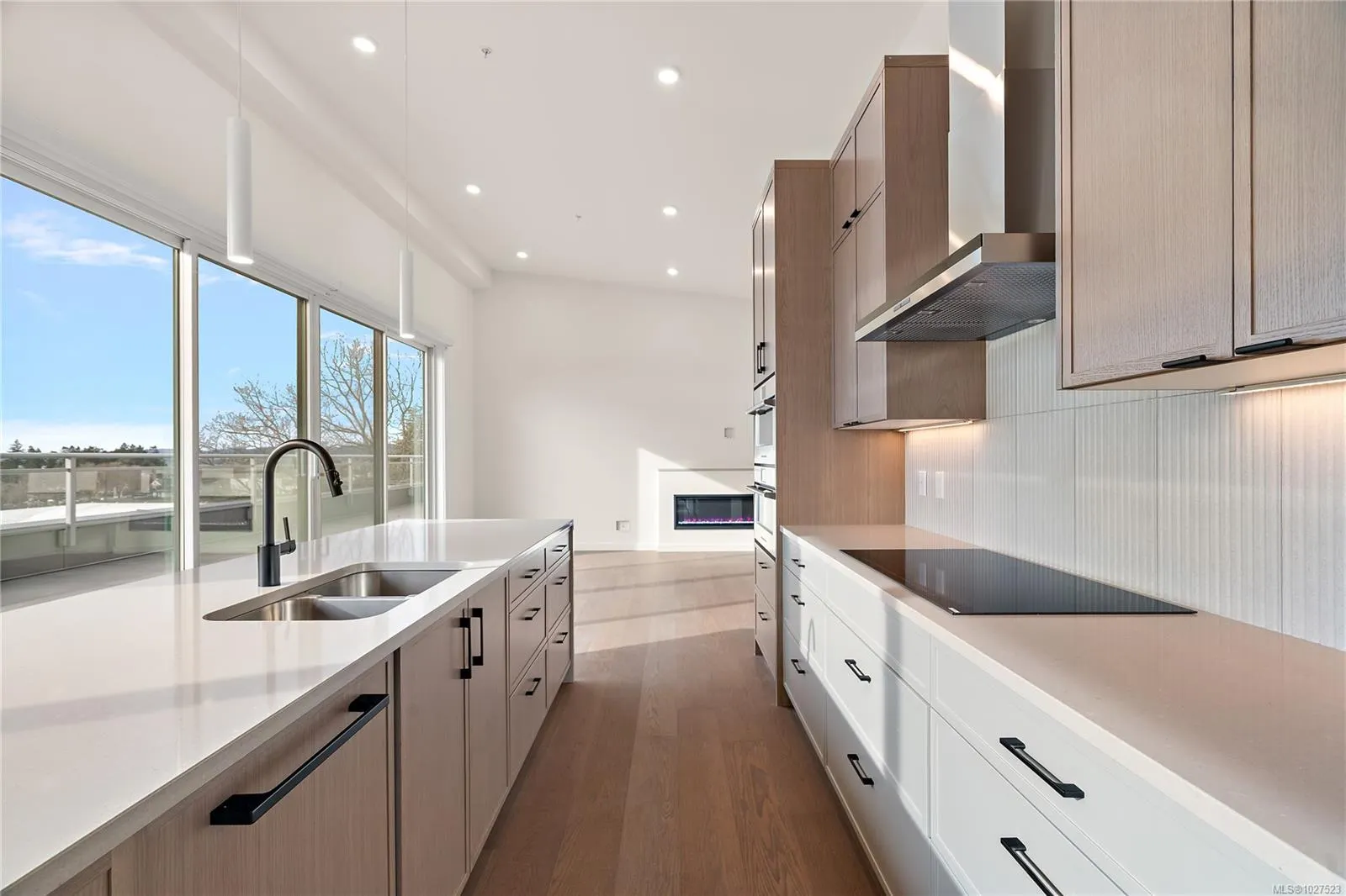 1102 Esquimalt Rd
