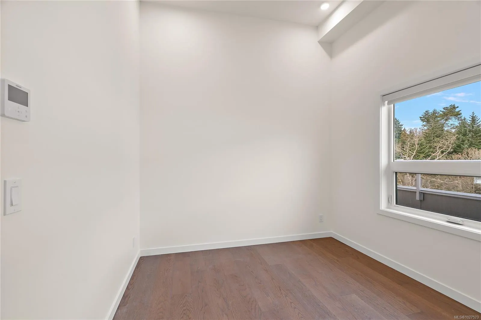 1102 Esquimalt Rd
