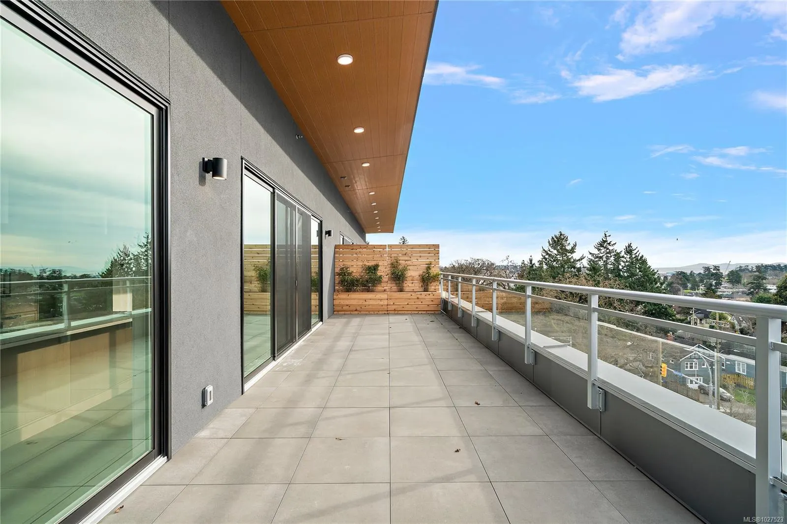 1102 Esquimalt Rd