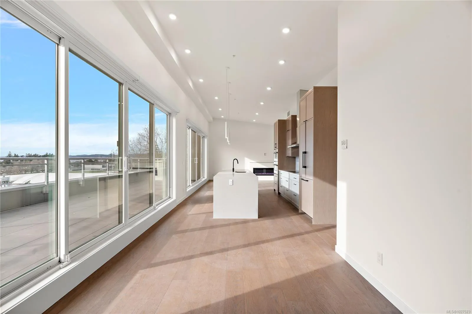 1102 Esquimalt Rd