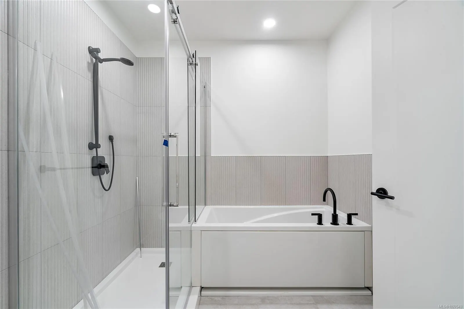 1102 Esquimalt Rd