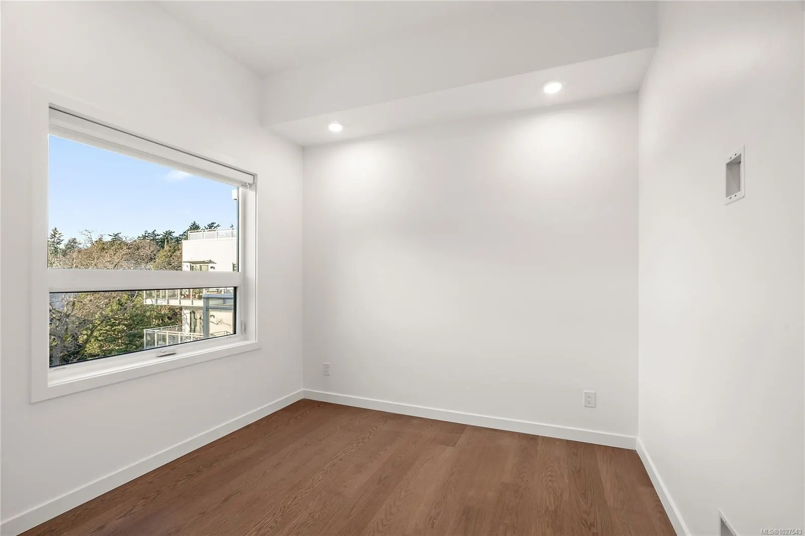 1102 Esquimalt Rd