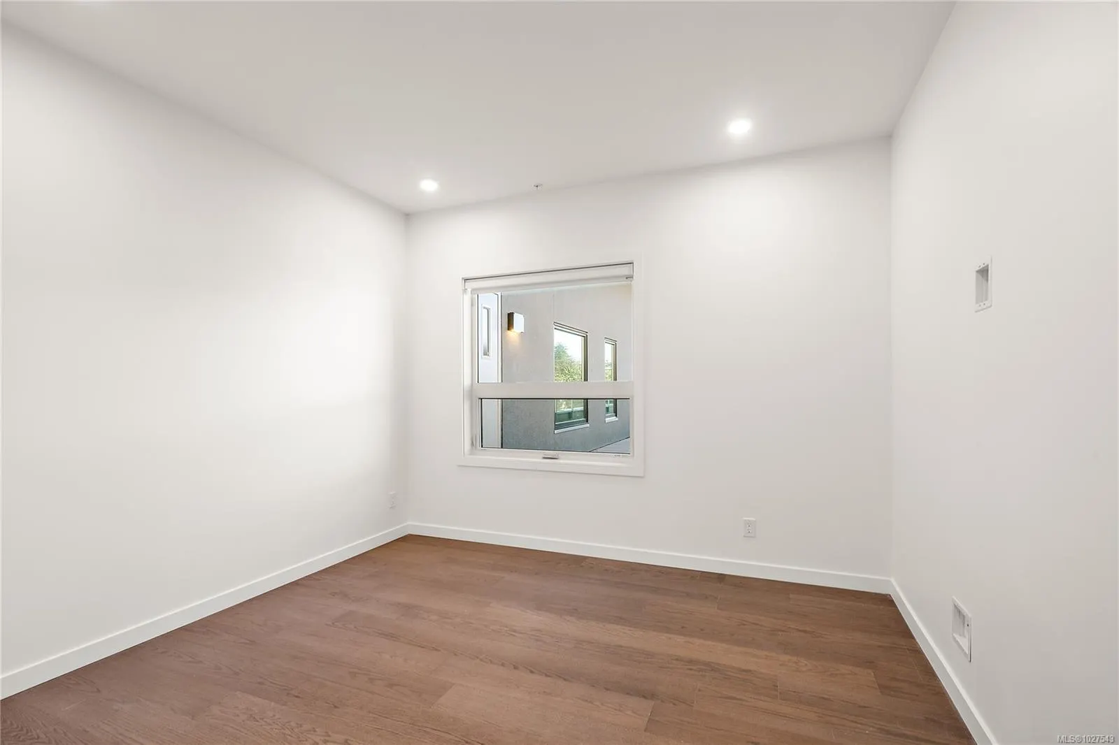 1102 Esquimalt Rd