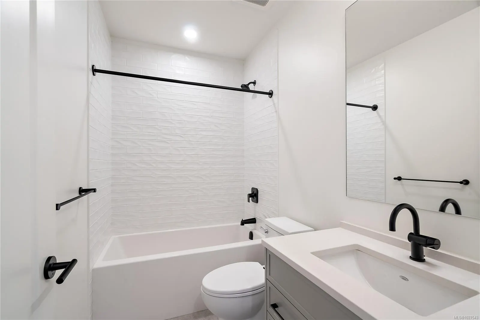 1102 Esquimalt Rd