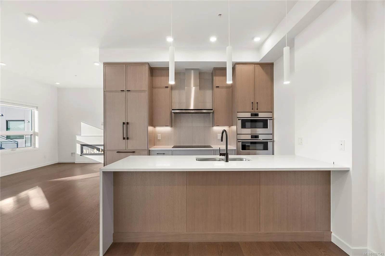 1102 Esquimalt Rd