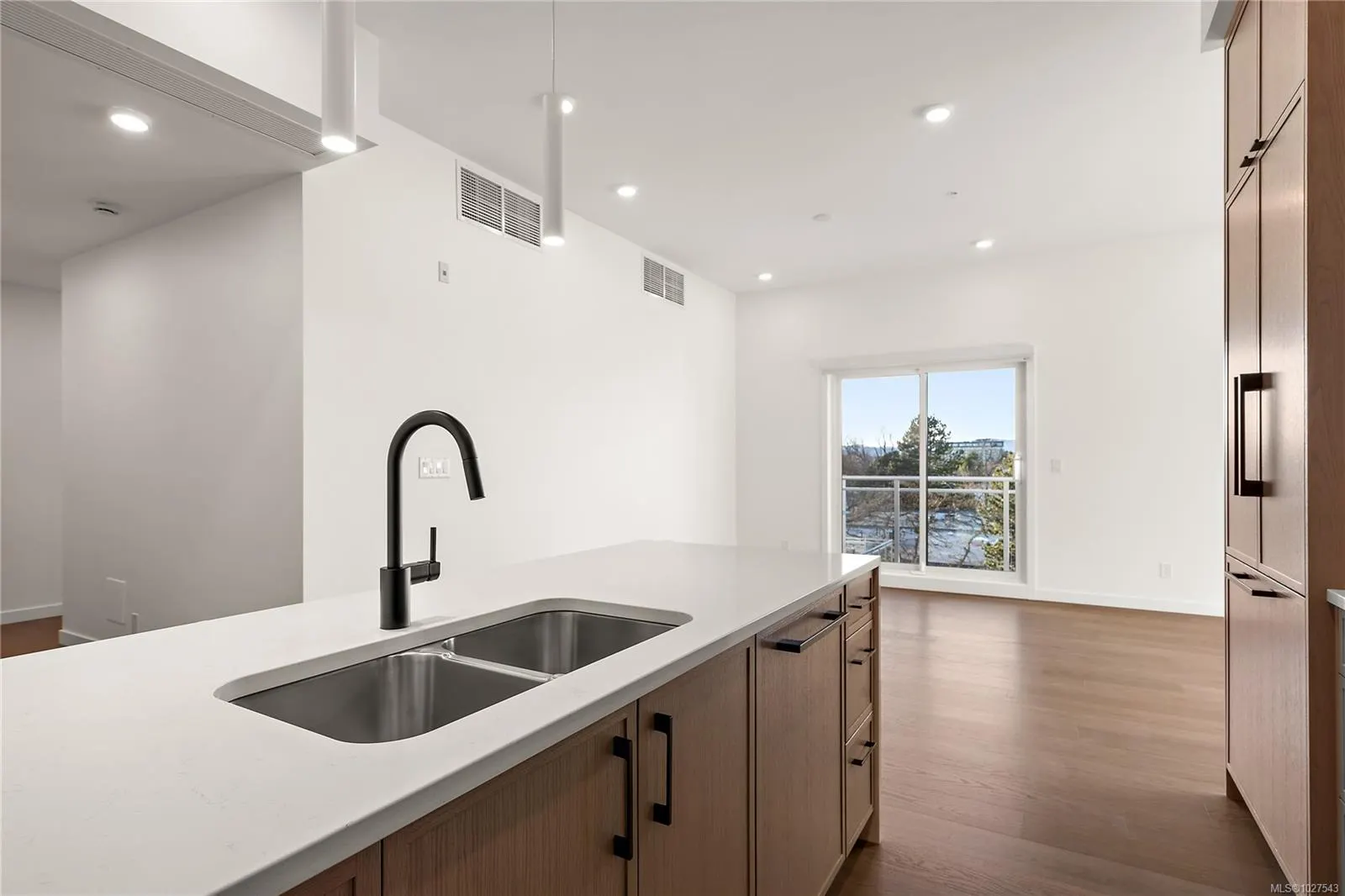 1102 Esquimalt Rd