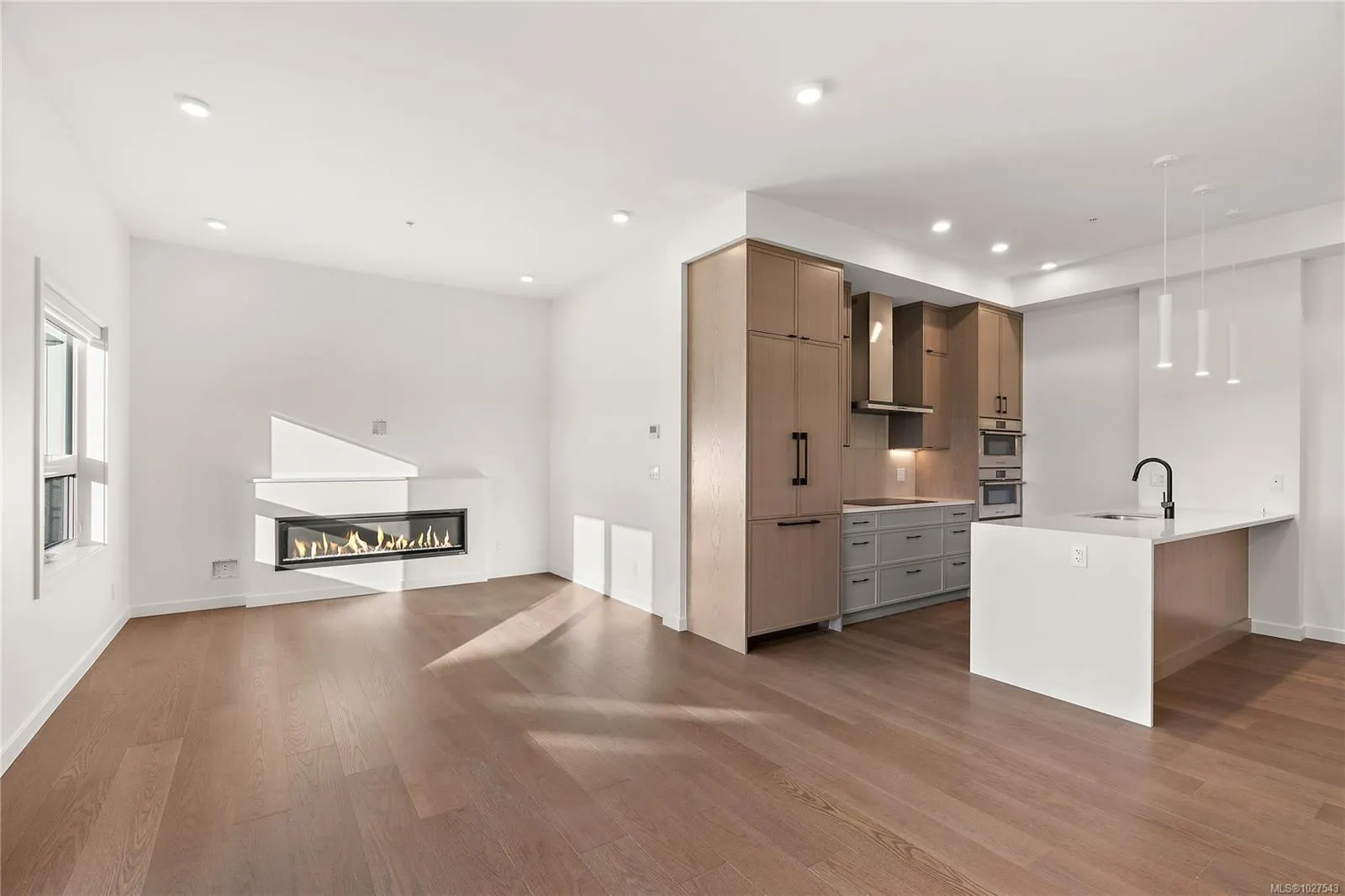 1102 Esquimalt Rd