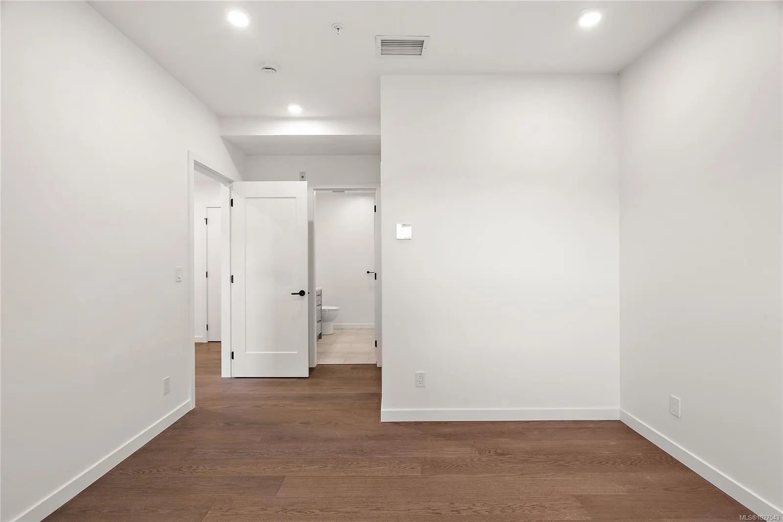 1102 Esquimalt Rd