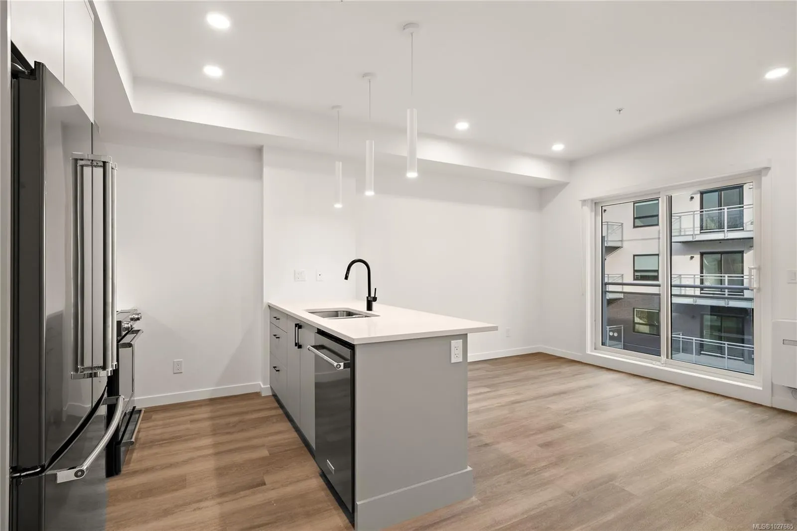 1102 Esquimalt Rd