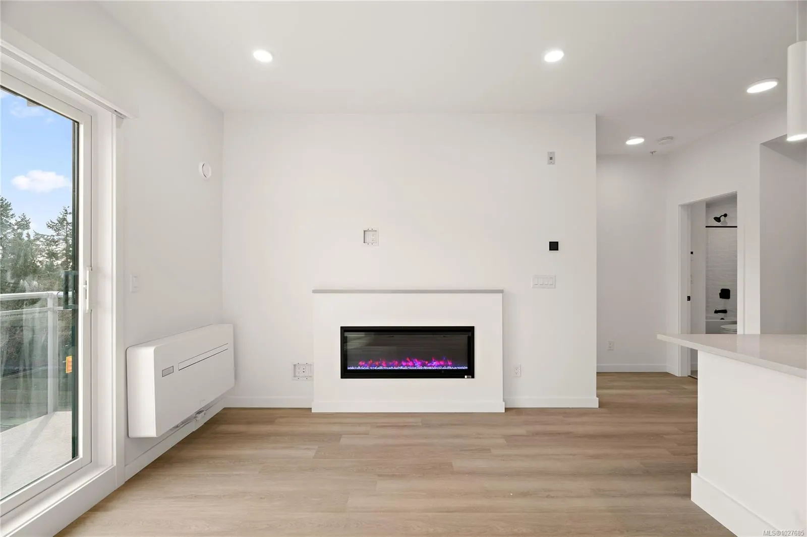 1102 Esquimalt Rd