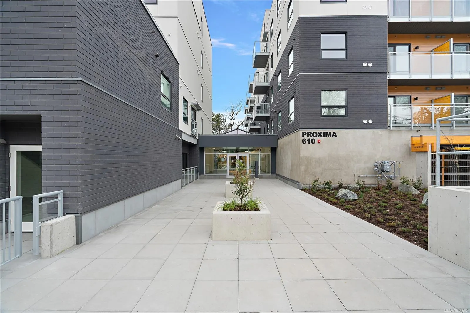 1102 Esquimalt Rd