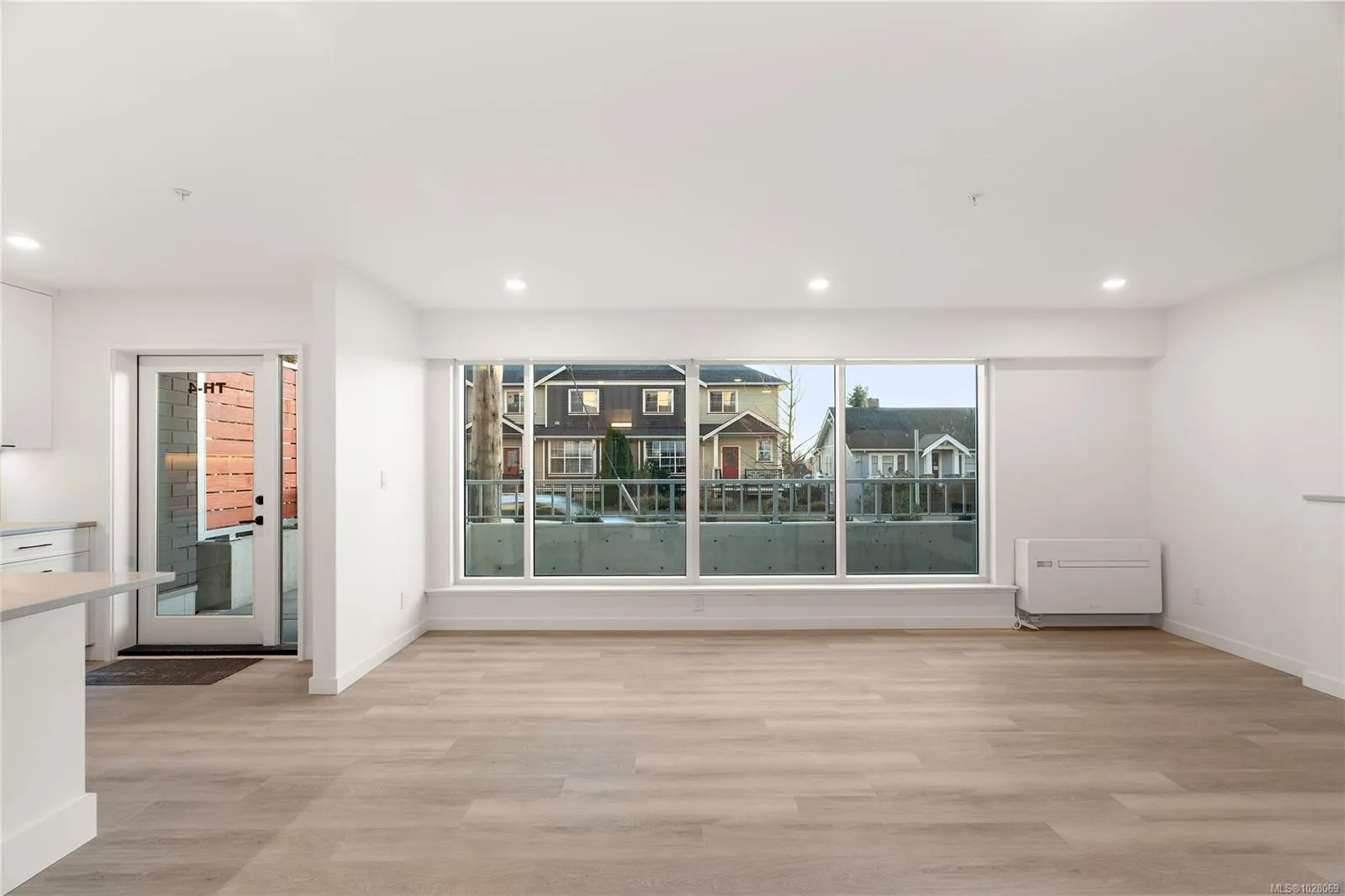 1102 Esquimalt Rd