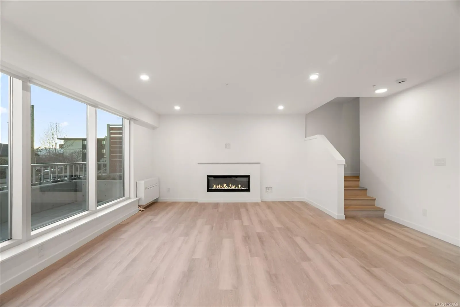 1102 Esquimalt Rd