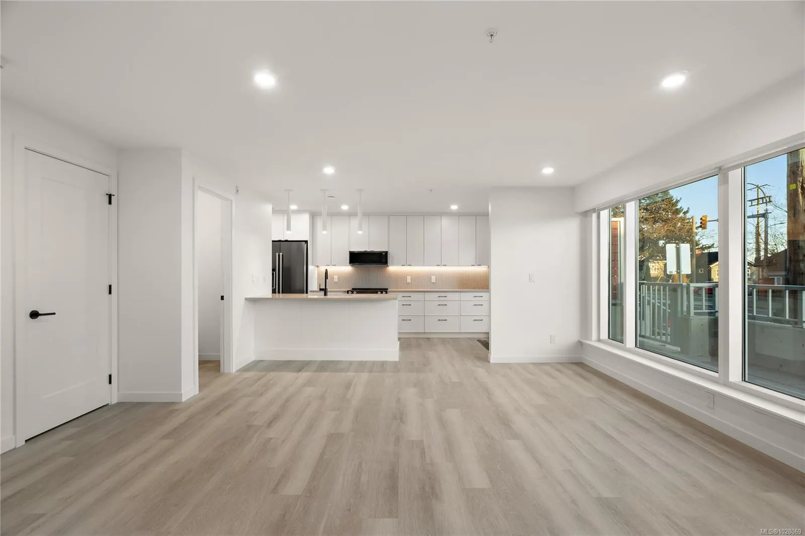 1102 Esquimalt Rd