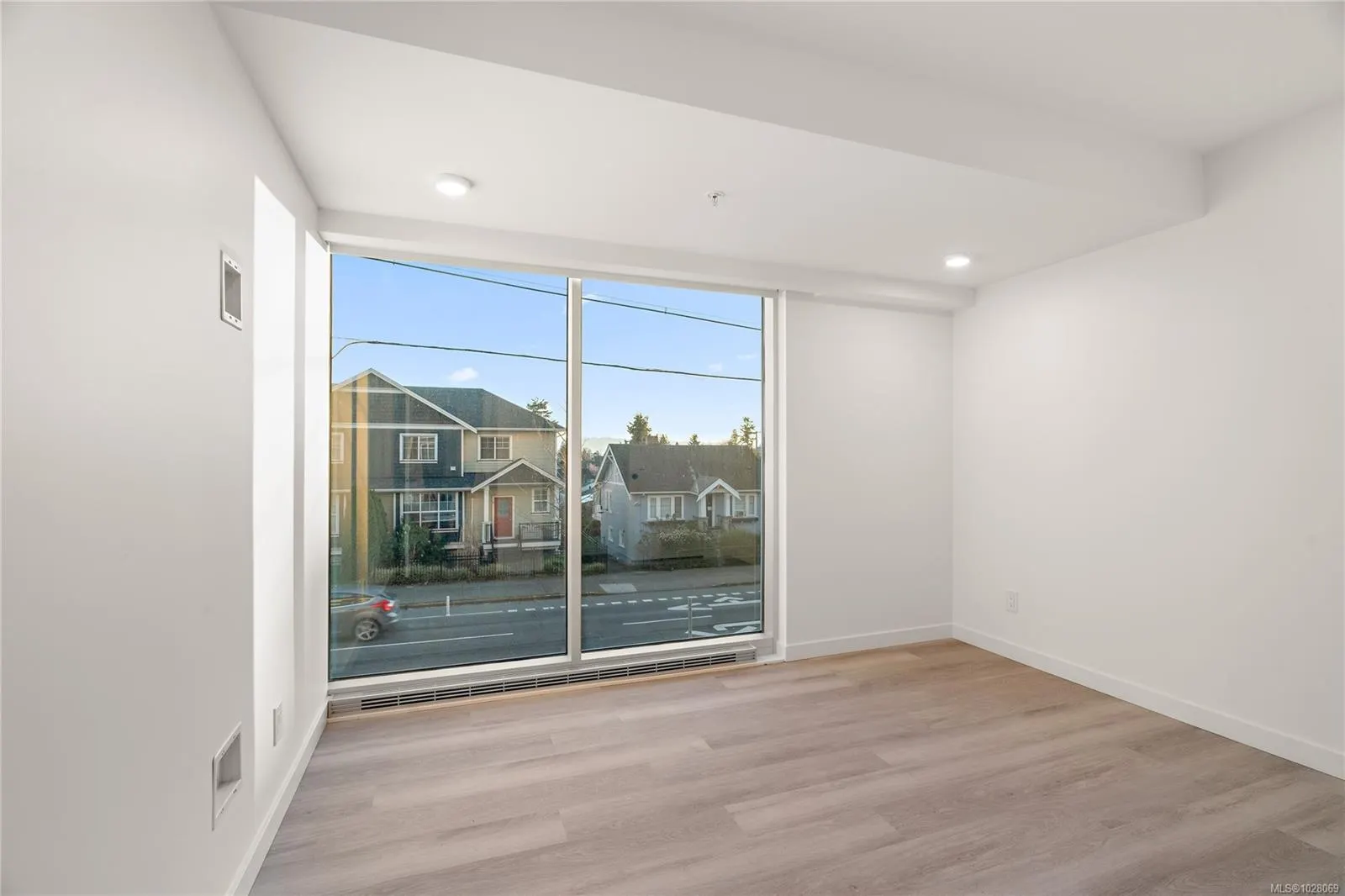 1102 Esquimalt Rd