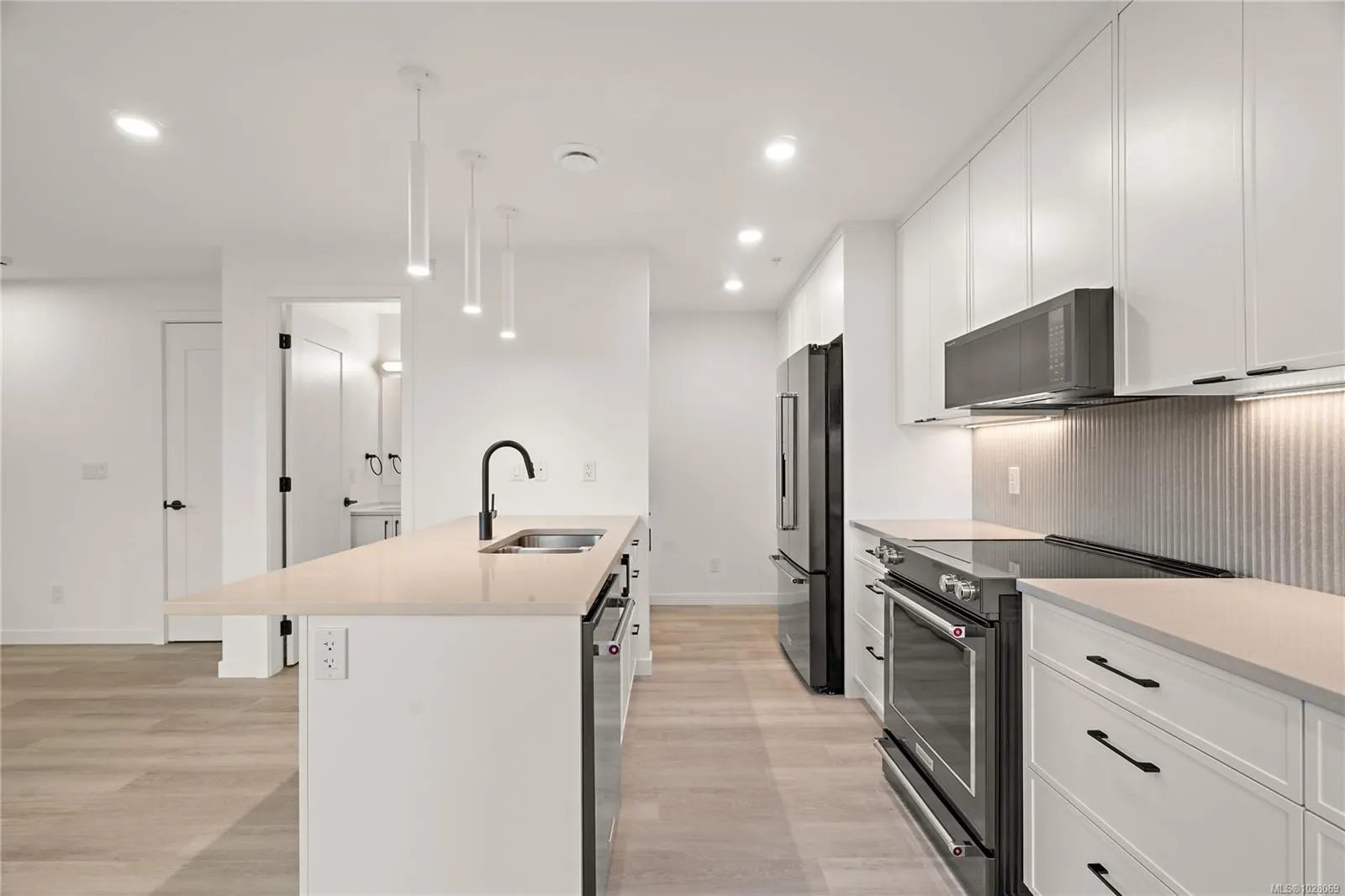 1102 Esquimalt Rd