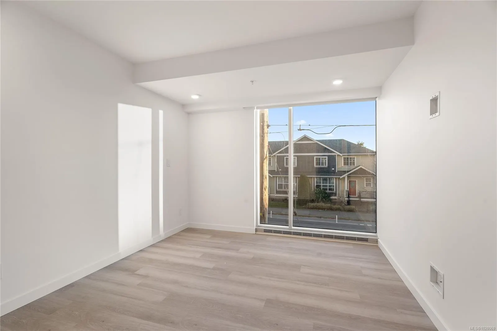 1102 Esquimalt Rd