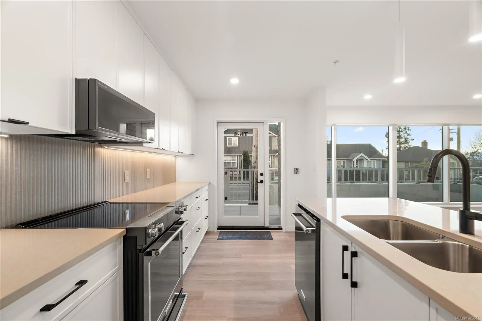 1102 Esquimalt Rd
