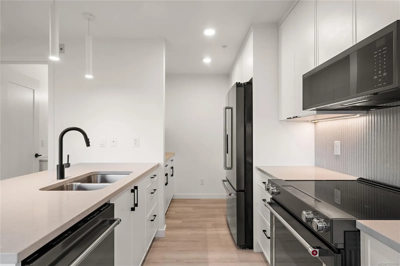 1102 Esquimalt Rd