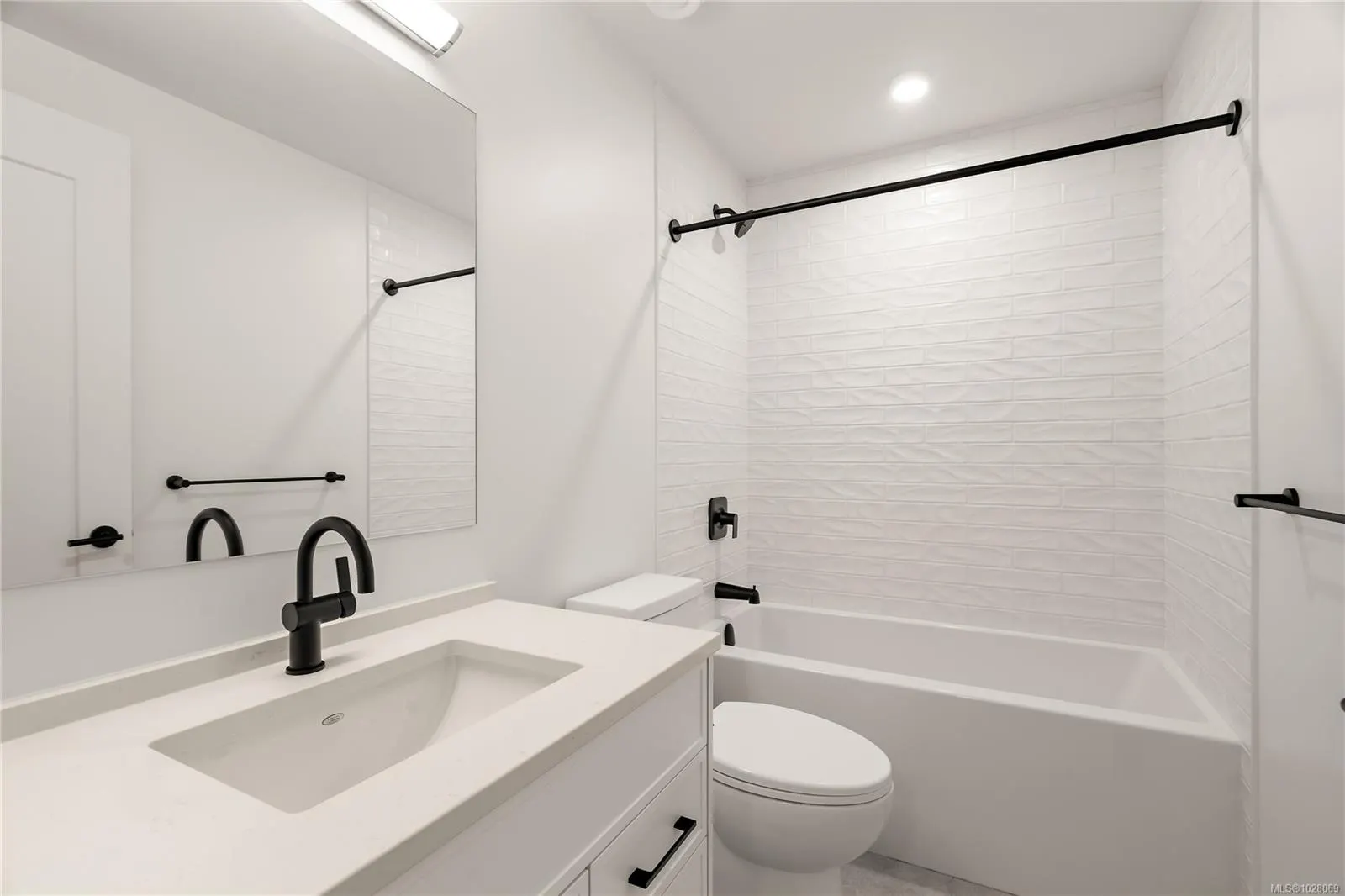 1102 Esquimalt Rd