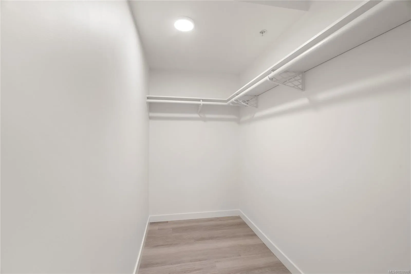 1102 Esquimalt Rd