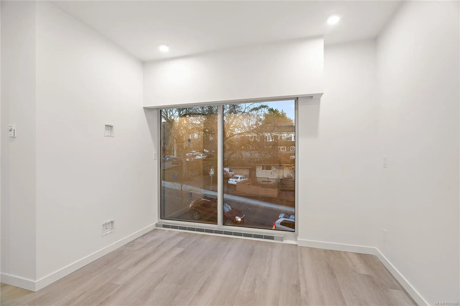 1102 Esquimalt Rd