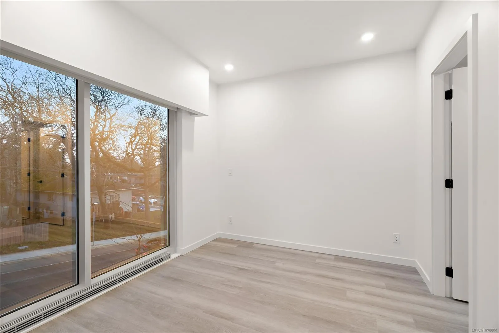 1102 Esquimalt Rd