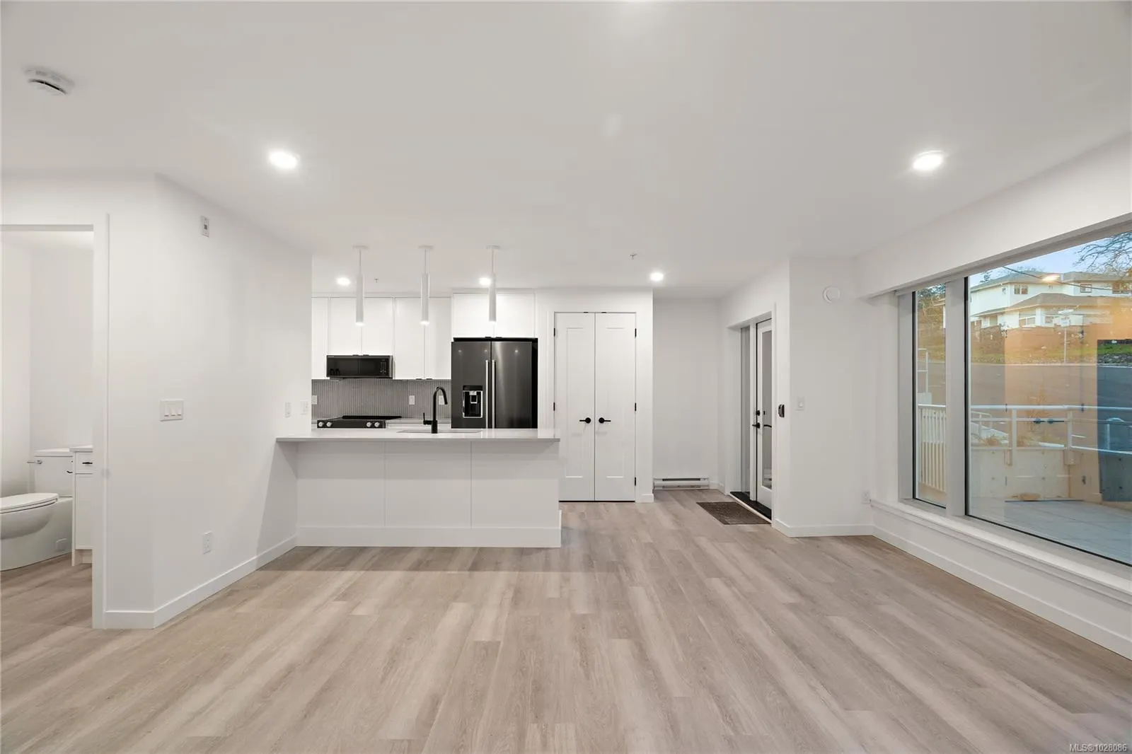 1102 Esquimalt Rd